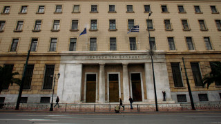 Οι Έλληνες  δεν εμπιστεύονται τις τράπεζες και βλέπουν συνέχιση των capital controls έως το 2020