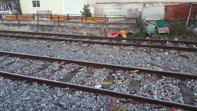 Λάρισα: 12χρονος παρασύρθηκε από τρένο ενώ έπαιζε δίπλα στις γραμμές (pics&vid)