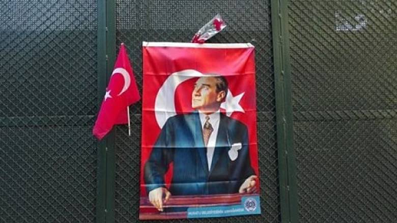 Θεσσαλονίκη: Κοσμοσυρροή στο τουρκικό προξενείο για την επέτειο θανάτου του Κεμάλ Ατατούρκ (pics)