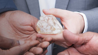 476 «ματωμένα» καράτια: στη Σιέρα Λεόνε το 29ο μεγαλύτερο διαμάντι που βρέθηκε ποτέ (vid)