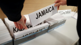 Πώς η «Τζαμάικα» θα μπορούσε να «παγώσει» τις δόσεις προς την Ελλάδα