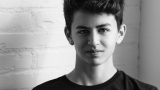 «Βοηθήστε»: ο 17χρονος ακτιβιστής καλλιτέχνης Αχιλλέας Σούρας εκπέμπει SOS για τον ανθρωπισμό
