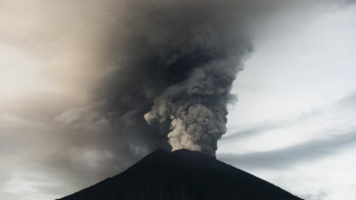 Εξερράγη το ηφαίστειο Αγκούνγκ στο Μπαλί της Ινδονησίας