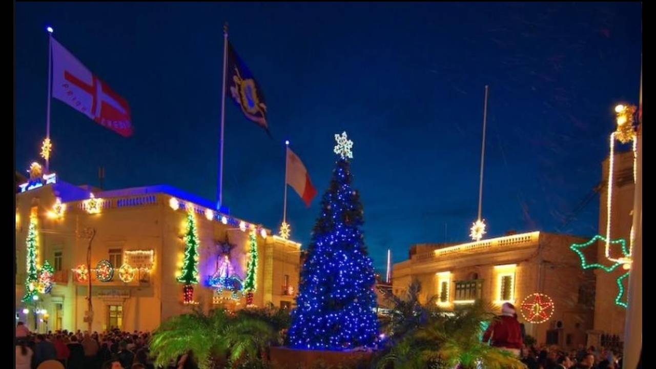 Βαλέτα, Μάλτα: Τα Χριστούγεννα σε αυτή τη νησιωτική χώρα είναι μια ξεχωριστή εμπειρία, με τους κατοίκους να τραγουδούν χριστουγεννιάτικα τραγούδια στους κεντρικούς δρόμους της πρωτεύουσας, ενώ τα σπίτια είναι γεμάτα με στολίδια και γλυκά.