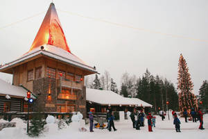 Ροβανιέμι, Φινλανδία: Βόρεια του Αρκτικού Κύκλου, το… χωριό του Άη Βασίλη είναι το μέρος που… χτυπά η «καρδιά» των Χριστουγέννων. Τα παιδιά μπορούν να φτιάξουν μπισκότα ή να πάνε στο σχολείο των ξωτικών και φυσικά να δώσουν στον αγαπημένο τους Άγιο το γρά