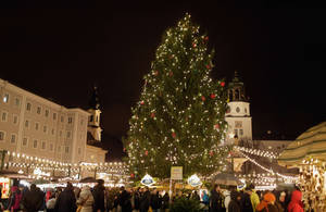 Ζάλτσμπουργκ, Αυστρία: Στη γενέτειρα του Μότσαρτ, τα Χριστούγεννα είναι παραμυθένια. Χιονισμένες βουνοκορφές, μπαρόκ αρχιτεκτονική και παραδοσιακές χριστουγεννιάτικες αγορές, συνθέτουν ένα σκηνικό μαγικό. Το Ζάλτσμπουργκ είναι και η «πατρίδα» της «Άγιας Ν