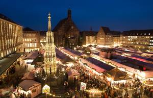 Νυρεμβέργη, Γερμανία: Η χριστουγεννιάτικη αγορά της πόλης δέχεται πάνω από 2 εκατομμύρια επισκέπτες κάθε χρόνο. Ένα καρουζέλ και μια ατμομηχανή είναι μεταξύ των ατραξιόν, ενώ χειροποίητα παιχνίδια και στολίδια γίνονται ανάρπαστα από τους τουρίστες.