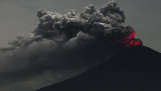 Μπαλί:  «Βρυχάται» το ηφαίστειο Αγκούνγκ – Ακυρώσεις πτήσεων  (pic&vid)