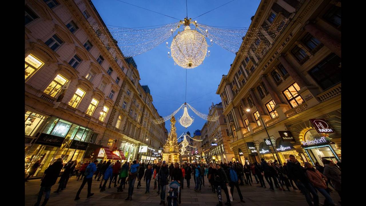 Η εορταστική περίοδος των Χριστουγέννων ξεκίνησε κι επίσημα στη Βιέννη, με τους κεντρικούς εμπορικούς δρόμους της αυστριακής πρωτεύουσας να φωτίζονται με γιορτινά λαμπιόνια.