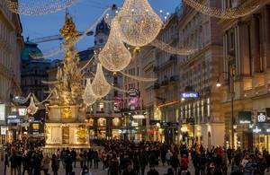 Ο πλέον εμπορικός δρόμος της Βιέννης, φωτίστηκε με χριστουγεννιάτικα φωτάκια.
