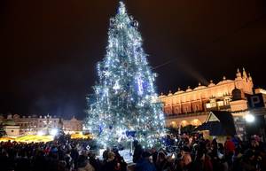 Το χριστουγεννιάτικο δέντρο φωτίστηκε, στην κεντρική πλατεία της Κρακοβίας.