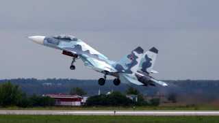 Επικίνδυνα «παιχνίδια» ρωσικού μαχητικού με αμερικανικό αεροσκάφος πάνω από τη Μαύρη Θάλασσα