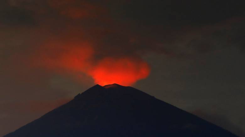 Ινδονησία: Χιλιάδες τουρίστες εγκαταλείπουν το Μπαλί λόγω του ηφαιστείου