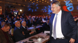 Ο ευρωβουλευτής Γιεργκ Μόιτεν επανεξελέγη αρχηγός της AfD