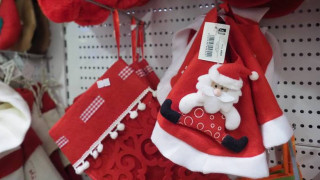 Εορταστικό ωράριο Χριστουγέννων: Πότε ξεκινά και ποιες Κυριακές θα είναι ανοιχτά τα καταστήματα