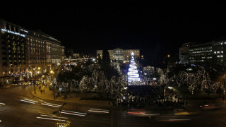 Η Αθήνα «φόρεσε» τα γιορτινά της: Φωταγωγήθηκε το Χριστουγεννιάτικο δέντρο στο Σύνταγμα (pics)