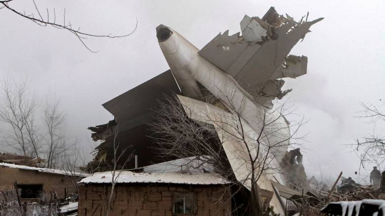 Αεροσκάφος «προσγειώθηκε» πάνω σε κτίρια, κοντά σε αεροδρόμιο του Κιργιστάν