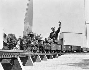 1951. O Ντίσνεϊ απολαμβάνει μια βόλτα με το τραινάκι που έμελε να αγαπήσουν πολλοί λιλιπούτειοι επισκέπτες.