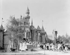 17 Ιουλίου 1955. Η Ντίσνεϊλαντ έχει πλέον αναδειχθεί σε ιδανικό παιδότοπο χάρη στο δαιμονικό επιχειρηματικό πνεύμα του Γουόλτ και του αδελφού του Ρόι. Εδώ μια λήψη από την ημέρα που άνοιξε για το κοινό το κάστρο της Ωραίας Κοιμωμένης.