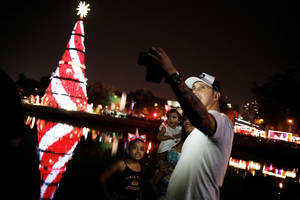 Το χριστουγεννιάτικο δέντρο στο πάρκο Ibirapuera στη νότια ζώνη του Σάο Πάολο είναι ένα έλατο ύψους 45 μέτρων φωτισμένο εντυπωσιακά.