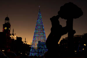 Στη Μαδρίτη το χριστουγεννιάτικο δέντρο είναι ένα εντυπωσιακό γλυπτό από μέταλλο και γυαλί