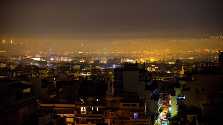 Αιθαλομίχλη «σκέπασε» Αθήνα και Θεσσαλονίκη τα Χριστούγεννα