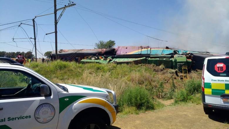 Νότια Αφρική: Τουλάχιστον 14 νεκροί από σύγκρουση τρένου με φορτηγό (pics)