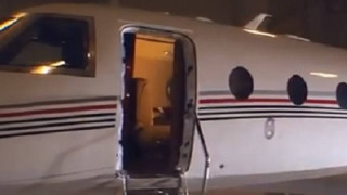 Πόρτα αεροσκάφους «ξεκόλλησε» και σκότωσε τον πιλότο