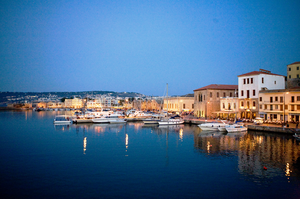 Κρήτη: Είναι νησί που μπορείς να κάνεις διακοπές όλο το χρόνο καθώς έχει ηλιοφάνεια σχεδόν όλο το χρόνο. Έχει αρχαιότητες.