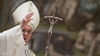 Ο Πάπας προτρέπει τις γυναίκες να θηλάσουν ελεύθερα μέσα στην επίσημη κατοικία του (pics)