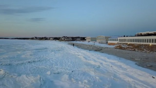 Μια «παγωμένη» παραλία στη Μασαχουσέτη (vids)