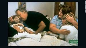 United Colours of Benetton by Therese Frare, 1991 – H εικόνα αυτή της Therese Frare, δείχνει την επιδείνωση της κατάστασης του David Kirby, ενός ακτιβιστή για το AIDS. Είναι τραβηγμένη στο νοσοκομειακό δωμάτιο του Kirby στο Ohio, με την οικογένεια του στο