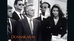 Donna Karan ‘In Women We Trust’ by Peter Lindbergh, 1992 – Με ισχυρό φεμινιστικό μήνυμα, η καμπάνια ‘In Women We Trust’ της Karan στα πλαίσια της οποίας μια γυναίκα φαίνεται να ορκίζεται ως πρόεδρος των Ηνωμένων Πολιτειών και να κάθεται στο τραπέζι των δι