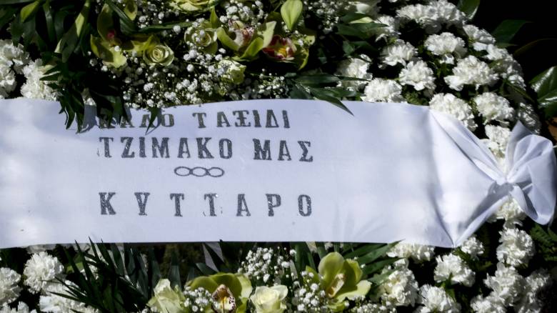 Πλήθος κόσμου στην κηδεία του Τζίμη Πανούση (pics)