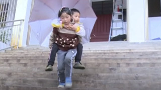 Η ιστορία της Zhou: Το κορίτσι που κουβαλά κάθε μέρα τον ανάπηρο αδελφό της στο σχολείο