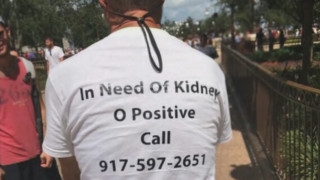 «Ανάγκη για νεφρό – Καλέστε»: Πώς το μήνυμα σε ένα μπλουζάκι τού έσωσε τη ζωή