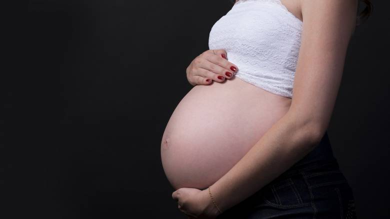 ΕΦΚΑ: Επεκτείνονται οι παροχές μητρότητας