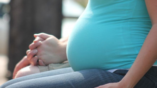 Επέκταση παροχών μητρότητας σε παρένθετες μητέρες και σε όσες υιοθετούν τέκνο