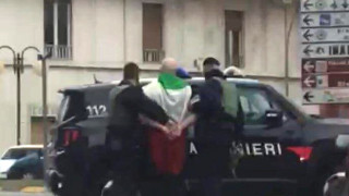 Ιταλία: Η στιγμή που ο 28χρονος ακροδεξιός ανοίγει πυρ κατά μεταναστών