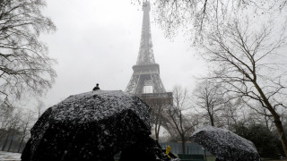 Χιόνια και παγωνιά στο Παρίσι - Έκλεισε ο πύργος του Άιφελ
