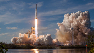 Ο πύραυλος Falcon Heavy ξεκίνησε το ταξίδι του στο διάστημα