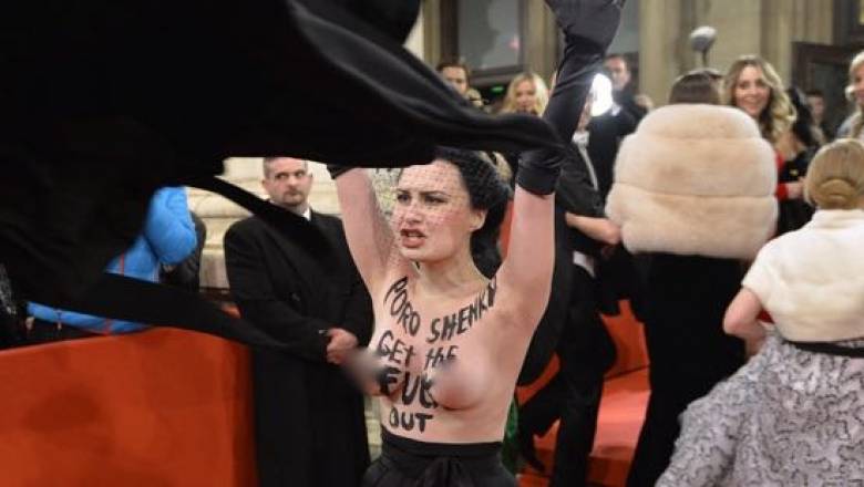 Femen: Μέλος της εμφανίστηκε στο κόκκινο χαλί της Όπερας της Βιέννης