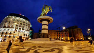 πΓΔΜ: Απομακρύνονται από το κέντρο των Σκοπίων αγάλματα που παραπέμπουν σε αλυτρωτισμό