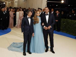 Pierpaolo Piccioli (σχεδιαστής στον oίκο Valentino), Jennifer Lopez & Alex Rodriguez