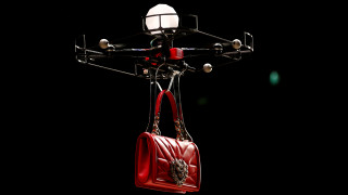 Εβδομάδα Μόδας: τα drones με τσάντες είναι στη μόδα για τους Dolce & Gabbana