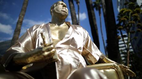 Χάρβει Γουάινστιν: εποπτεύει τα Όσκαρ ως άγαλμα με πριαπισμό στο Χόλιγουντ