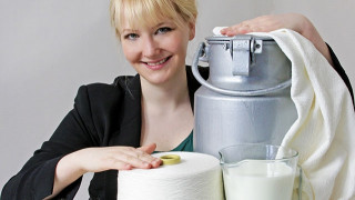 Η γυναίκα που φτιάχνει ρούχα από ληγμένο… γάλα!