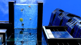 Μία πισίνα με γυάλινο πάτο και σε ύψος… 23 μέτρων
