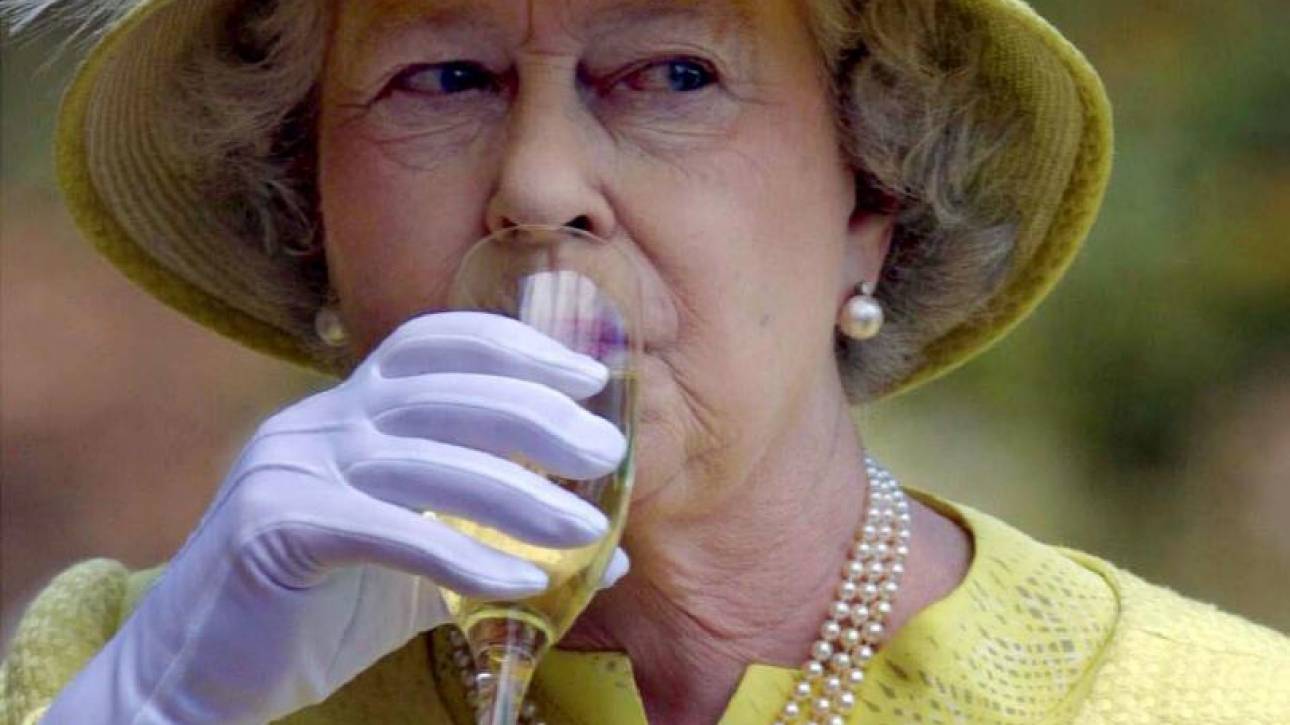 Βασίλισσα Ελισάβετ: τρώει για να ζήσει και πίνει 4 cocktail την ημέρα