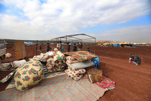 Χρησιμοποιώντας κουβέρτες και νάιλον, εκτοπισμένοι Σύροι φτιάχνουν αυτοσχέδιες σκηνές για να στεγάσουν τις οικογένειές τους κοντά στα σύνορα με την Τουρκία. Περισσότεροι από 212.000 άνθρωποι έχουν εκτοπιστεί στο εσωτερικό της χώρας, ένα από τα μεγαλύτερα 